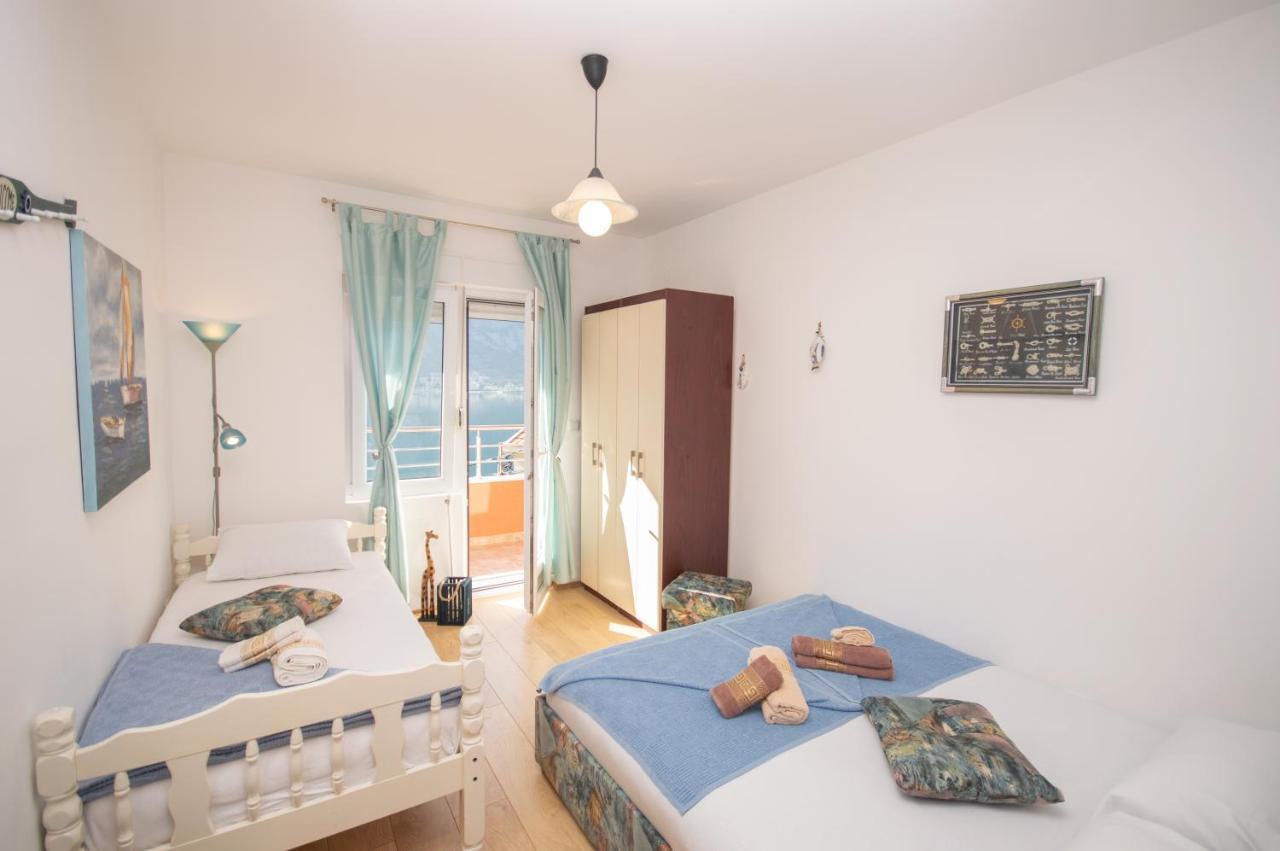 Apartmani Mrsic Risan Eksteriør bilde